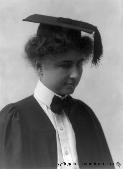В форме выпускницы, 1904 год. Из-за протрузии левого глаза Хелен обычно фотографировалась в профиль, пока ей не поставили глазные импланты в 1911 году.
