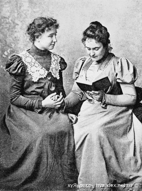 Хелен и Энн. Фото было сделано Александром Беллом в его Школе голосовой физиологии и механики речи, 1899 год.