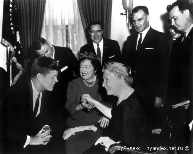 Хелен и Джон Ф. Кеннеди в 1961 году. Здесь её компаньонка уже Уинни Корбэлли.